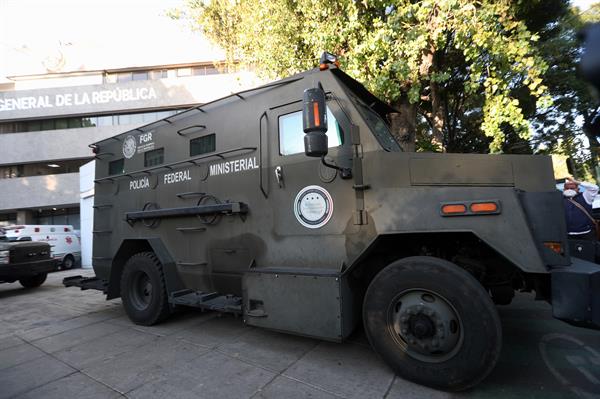 Un camión blindado que hace parte de un convoy de seguridad en el que las autoridades transportan a Ovidio Guzmán, hijo del 'Chapo', sale rumbo al penal del Altiplano, en Ciudad de México (México). EFE/ Sáshenka Gutiérrez