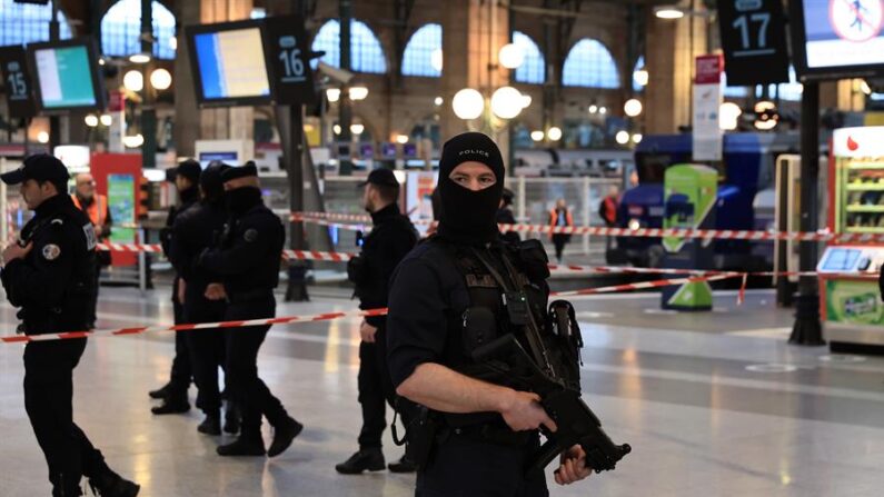 Agentes de la Policía francesa en la Estación del Norte de París (Francia), el 11 de enero de 2023. EFE/EPA/Christophe Petit Tesson