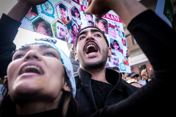 Imagen de una protesta en Estambul de apoyo a las mujeres en Irán. EFE/EPA/SEDAT SUNA
