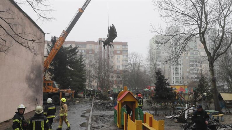 Los servicios de rescate retiran los restos del helicóptero en el lugar del accidente en Brovary, Ucrania. EFE/EPA/Sergey Dolzhenko