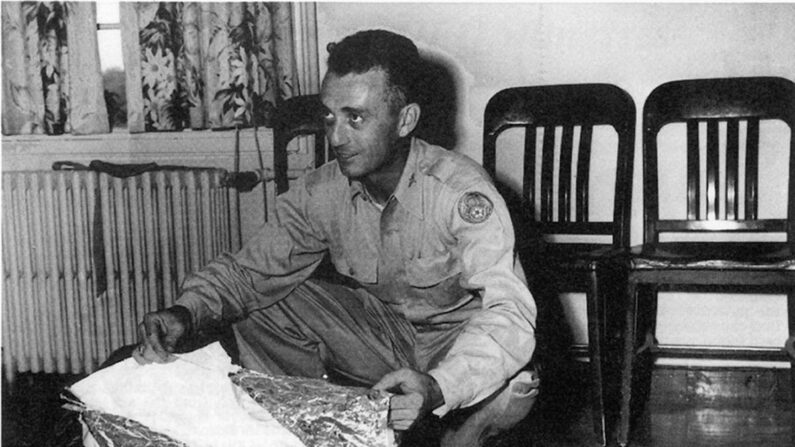 El mayor Jesse Marcel del Campo Aéreo del Ejército de Roswell con restos encontrados a 75 millas al noroeste de Roswell, N.M., en junio de 1947. Los restos han sido identificados como los de un objetivo de radar. La Fuerza Aérea publicó un informe el 24 de junio de 2022, desmintiendo los informes de un accidente OVNI cerca de Roswell, N.M., en 1947. (Fuerza Aérea de los Estados Unidos/AFP/Getty Images)
