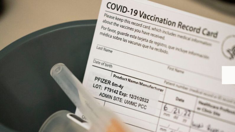 Dosis de la vacuna Pfizer COVID-19 y tarjetas de registro de vacunación esperan a los pacientes pediátricos en el Centro Médico UW - Roosevelt en Seattle, Washington, el 21 de junio de 2022. (David Ryder/Getty Images)