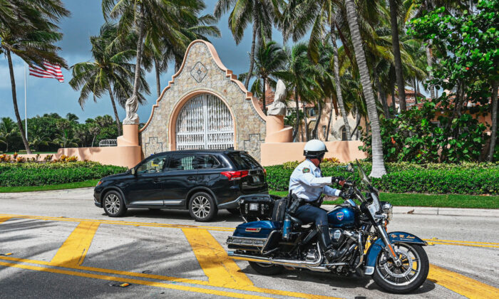 Oficiales de policía frente a la casa del expresidente Donald Trump en Mar-a-Lago, en Palm Beach, Florida, el 8 de agosto de 2022. (Giorgio Viera/AFP vía Getty Images)