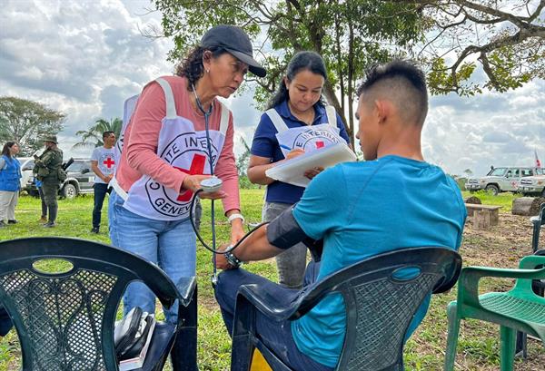 Integrante de la Cruz Roja realiza examen médico a uno de los dos hombres liberados por el Décimo Frente Martín Villa de las Antiguas FARC-EP, en Saravena (Colombia), el 17 de enero de 2023. EFE/CICR 

