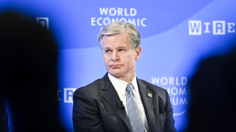 El director del FBI, Christopher Wray, habla en la reunión anual del Foro Económico Mundial, en Davos, Suiza, el 19 de enero de 2023. (EFE/EPA/GIAN EHRENZELLER)