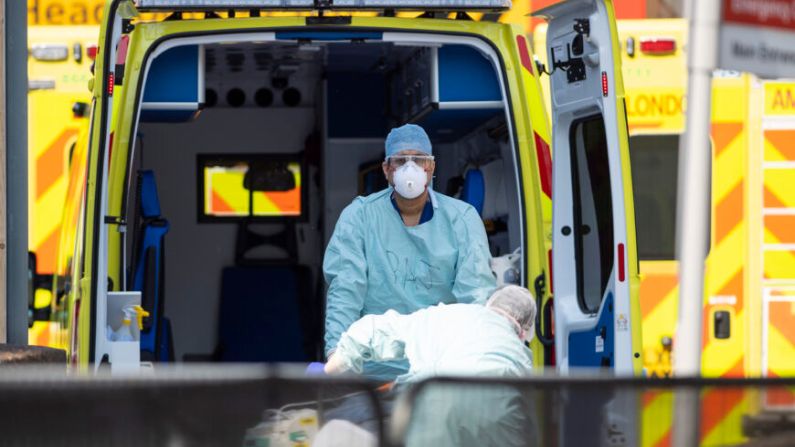 Trabajadores sanitarios con EPI sacan a un paciente de una ambulancia en Londres, Reino Unido, el 10 de abril de 2020. (Justin Setterfield/Getty Images)