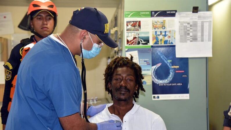 Fotografía cedida hoy por la Armada de Colombia que muestra al ciudadano dominicano Elvis Francois (47 años) mientras recibe atención médica tras su rescate, luego de 24 días en un pequeño bote a la deriva en el Caribe, en Cartagena (Colombia). EFE/Armada de Colombia.