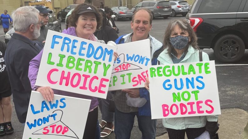 Activistas a favor del aborto sostienen pancartas mientras esperan bajo la lluvia con la esperanza de escuchar al vicepresidente Kamala Harris pronunciar un discurso en el que pide un mayor acceso al aborto en Tallahassee, Florida, el 22 de enero de 2023. (Nanette Holt/The Epoch Times)
