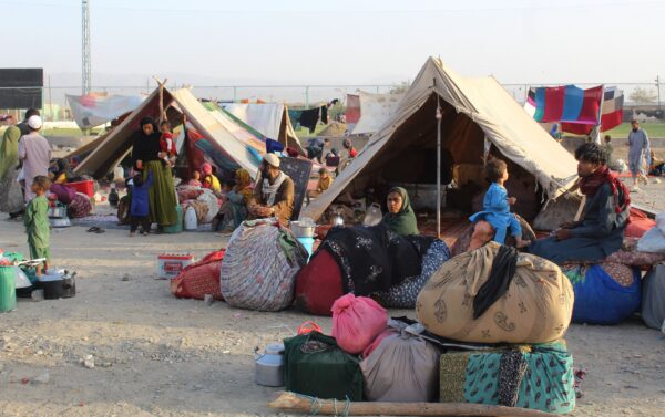 Refugiados afganos descansan en tiendas de campaña en un campamento de refugio improvisado en Chaman, una ciudad pakistaní en la frontera con Afganistán, el 31 de agosto de 2021. (AFP vía Getty Images)