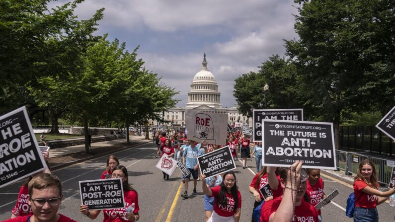 Activistas antiabortistas se manifiestan frente a la Corte Suprema de EE.UU. después de que la corte anunciara una sentencia en el caso Dobbs contra la Organización de Salud de la Mujer Jackson, en Washington, el 24 de junio de 2022. (Nathan Howard/Getty Images)
