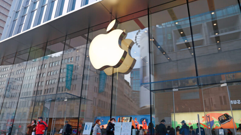 Clientes compran en la tienda insignia de Apple en Shanghái, China, el 23 de febrero de 2022. (Costfoto/Future Publishing vía Getty Images)
