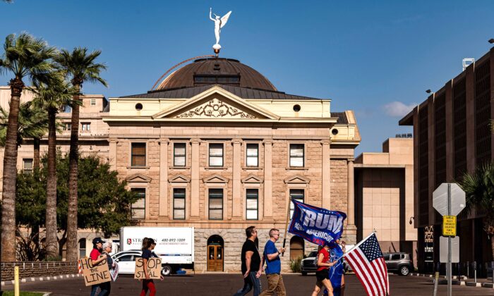 Partidarios del presidente Donald Trump se manifiestan frente al Capitolio del Estado de Arizona en Phoenix el 7 de noviembre de 2020. (Olivier Touron/AFP vía Getty Images)
