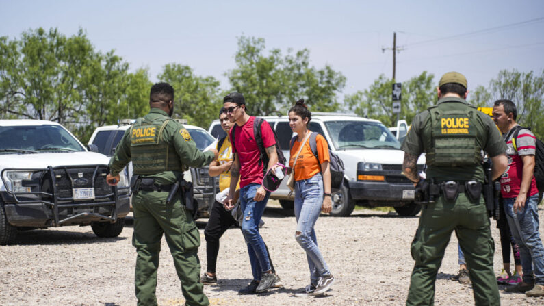 Agentes de la Patrulla Fronteriza detienen a un numeroso grupo de inmigrantes ilegales cerca de Eagle Pass, Texas, el 20 de mayo de 2022. (Charlotte Cuthbertson/The Epoch Times)
