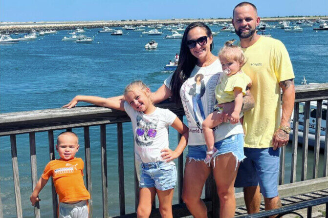 Brittany Woolery, estudiante de enfermería, con su marido y sus tres hijos. Woolery no puede terminar la carrera de enfermería porque se le denegó una exención religiosa del mandato de vacunación contra COVID. (Cortesía de Brittany Woolery)
