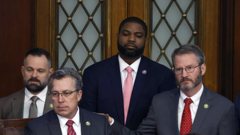 El representante electo Byron Donalds (R-Fla.) (C), el representante electo Andy Ogles (R-Tenn.) (L), y el representante electo Tim Burchett (R-Tenn.) (D) observan los procedimientos en la Cámara de Representantes durante el tercer día de elecciones para presidente de la Cámara en el Capitolio de EE. UU. en Washington el 5 de enero de 2023. (Chip Somodevilla/Getty Images)
