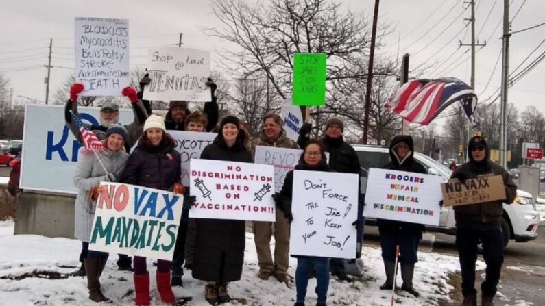 Un grupo de activistas se une a Ross Barranco para protestar contra el mandato de vacunación contra el COVID-19 en Rochester Hills, Michigan, el 21 de diciembre de 2021. (Cortesía de Ross Barranco)
