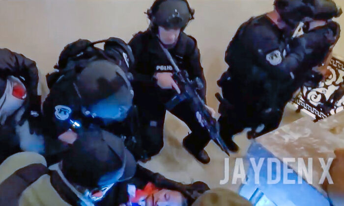 El doctor Austin Harris (abajo a izquierda) presta ayuda médica a Ashli Babbitt, herida a bala en el Capitolio de EE. UU. el 6 de enero de 2021. (Jayden X/Screenshot vía The Epoch Times)