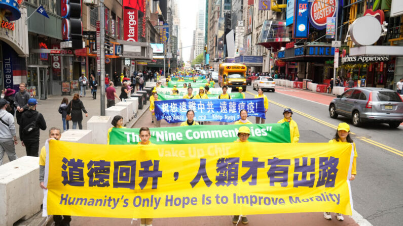 Los practicantes de Falun Gong participan en un desfile que marca el 30º aniversario de la presentación al público de la disciplina espiritual, en Nueva York, el 13 de mayo de 2022. (Larry Dye/The Epoch Times)
