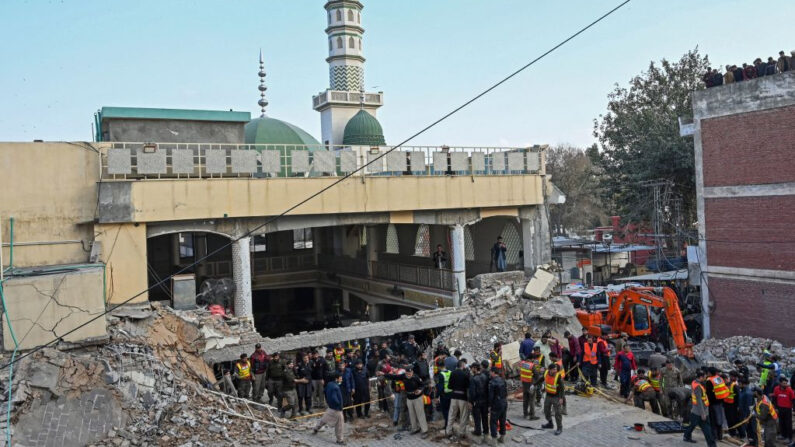 Personal de seguridad y trabajadores de rescate se preparan para buscar a las víctimas de la explosión entre los escombros de una mezquita dañada dentro de la sede de la policía en Peshawar (Pakistán) el 30 de enero de 2023. (Abdul Majeed/AFP vía Getty Images)