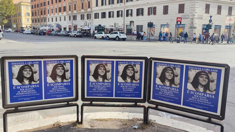Carteles con la imagen de la niña Emanuela Orlandi, desaparecida en 1983 en Roma, se muestran en los aledaños del Vaticano el 21 de octubre de 2022 con motivo de un documental de Netflix sobre el caso, "La chica del Vaticano". EFE/ Álvaro Padilla