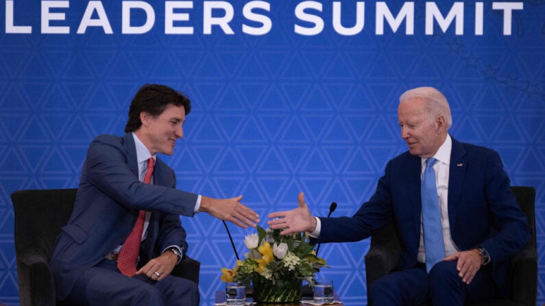 El presidente estadounidense Joe Biden se reúne con el primer ministro canadiense Justin Trudeau en Ciudad de México (México), el 10 de enero de 2023, durante la Cumbre de Líderes de América del Norte. (Jim Watson/AFP vía Getty Images)