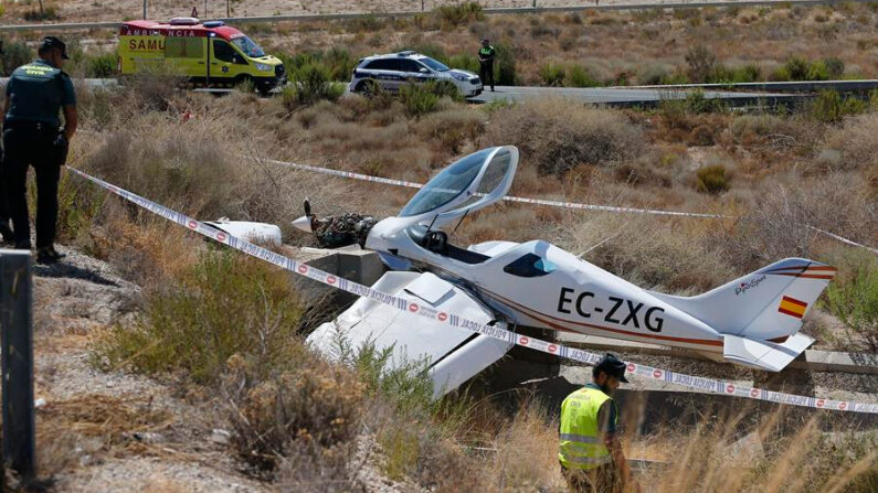 En una imagen de archivo se ve una avioneta accidentada. EFE/ Manuel Lorenzo