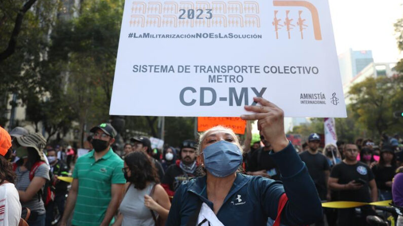 Un grupo de personas participa en una marcha el 20 de enero de 2023, en Ciudad de México (México) para pedir la retirada de los 6000 efectivos de la Guardia Nacional que patrullan el metro de la ciudad, medida que el Gobierno tomó como respuesta a los últimos incidentes ocurridos en el subterráneo. EFE/ Sáshenka Gutiérrez