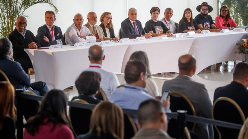 Vista de la jornada de cierre del primer ciclo de los diálogos de paz entre el Gobierno colombiano y el ELN, en Caracas (Venezuela), en una fotografía de archivo. EFE/ Miguel Gutiérrez
