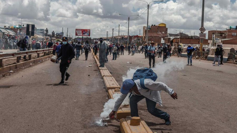 Enfrentamientos entre manifestantes y la policía en Juliaca (Perú). EFE/Aldair Mejía
