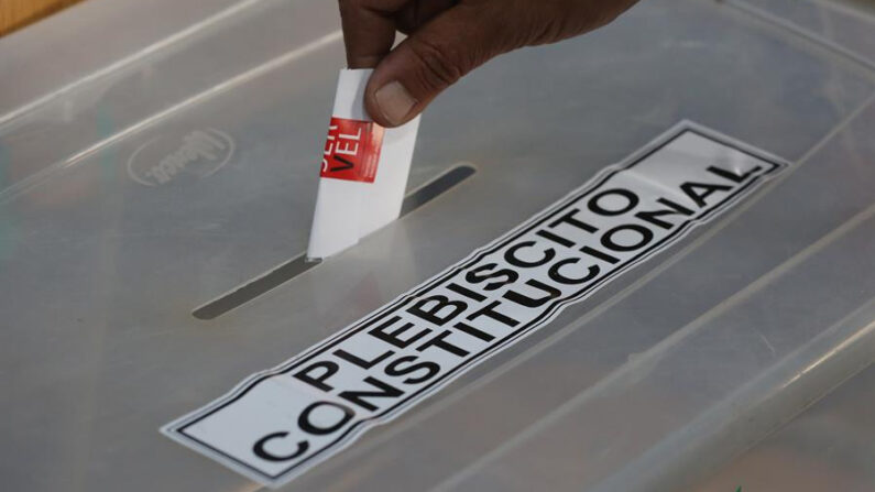Un hombre vota el plebiscito constitucional de septiembre de 2022 en Chile, en una fotografía de archivo. EFE/Elvis González