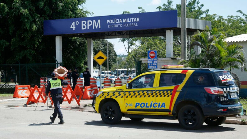 Un policía camina a la entrada del 4º Batallón de Policía de Brasilia, donde está detenido el exministro de Justicia brasileño y exsecretario de Seguridad Pública del Distrito Federal Anderson Torres, el 14 de enero de 2023.(Sergio Lima/AFP vía Getty Images)