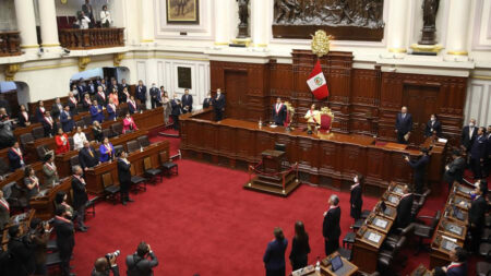 Congreso de Perú aprueba reconsiderar votación sobre adelanto de elecciones