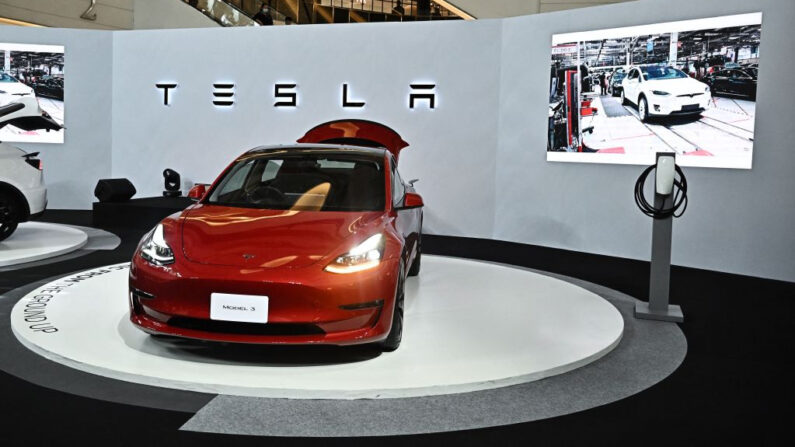 El auto eléctrico Tesla Model 3 (d) se presenta durante el evento de lanzamiento oficial de Tesla en Bangkok (Tailandia) el 7 de diciembre de 2022. (Lillian Suwanrumpha/AFP vía Getty Images)