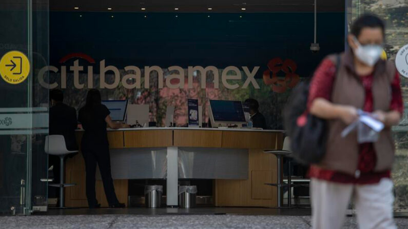 Imagen de archivo en la que se observa a una persona acudir a un banco de CitiBanamex en Ciudad de México (México). EFE/ Isaac Esquivel