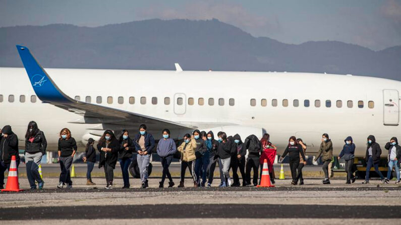 Un grupo de personas deportadas caminan el 4 de enero de 2023, provenientes del primer vuelo desde los Estados Unidos a Guatemala, en la Fuerza Aérea Guatemalteca, en Cuidad de Guatemala (Guatemala). EFE/Esteban Biba