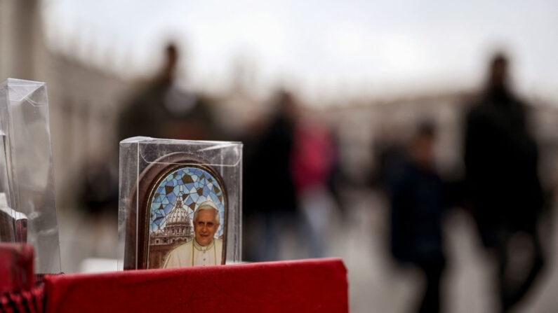 Una foto conmemorativa enmarcada del difunto papa Benedicto XVI en la Piazza San Pietro (Plaza de San Pedro) del Vaticano, el 2 de enero de 2023. (Tiziana Fabi/AFP vía Getty Images)