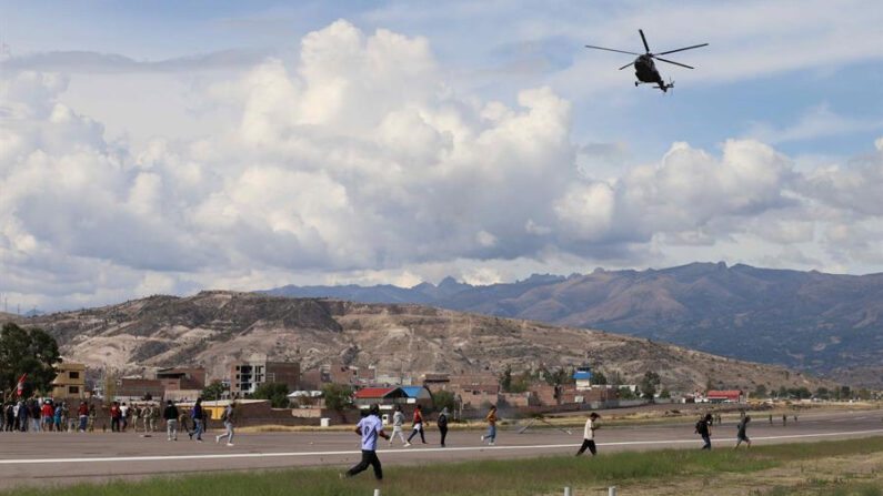 Decenas de personas ingresan al aeropuerto de Ayacucho (Perú), en una fotografía de archivo. EFE/ Miguel Gutiérrez