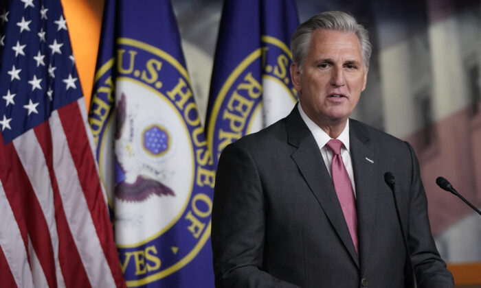 El líder de la minoría en la Cámara de Representantes, Kevin McCarthy (R-CA), responde a las preguntas durante una rueda de prensa en el Capitolio de EE.UU. en Washington el 09 de enero de 2020. (Win McNamee/Getty Images)