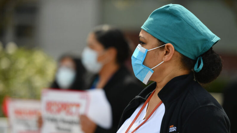 Enfermeras y trabajadores sanitarios del Centro Médico Jacobi protestan el 17 de abril de 2020 en el Bronx, Nueva York. (ANGELA WEISS/AFP vía Getty Images)
