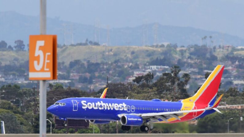 Un avión de Southwest Airlines aterriza en el Aeropuerto Internacional de Los Ángeles, el 12 de mayo de 2020. (Frederic J. Brown/AFP vía Getty Images)

