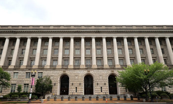 El edificio de la sede del Servicio de Impuestos Internos (IRS) se ve en la sección del Triángulo Federal de Washington, DC, el 27 de abril de 2020. (Chip Somodevilla/Getty Images)