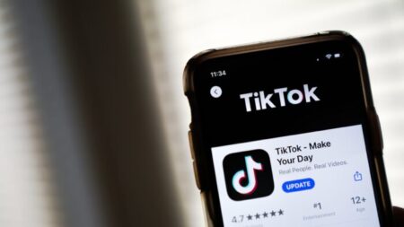 Comisión Europea amenaza con prohibir TikTok en la UE si no protege a los menores