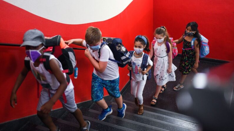 Alumnos con mascarillas suben a sus aulas en la escuela primaria Petri de Dortmund, Alemania, el 12 de agosto de 2020. (Ina Fassbender/AFP vía Getty Images)
