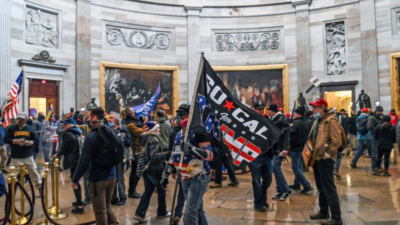 Manifestantes recorren la rotonda del Capitolio de Estados Unidos tras irrumpir en el edificio el 6 de enero de 2021. (Saul Loeb/AFP vía Getty Images)
