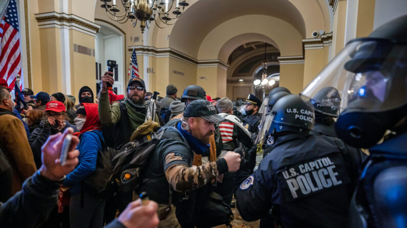 Partidarios del presidente estadounidense Donald Trump protestan en el interior del Capitolio de Estados Unidos en Washington, el 6 de enero de 2021. (Brent Stirton/Getty Images)
