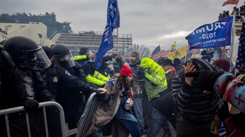 Simpatizantes de Trump se enfrentan con la policía y las fuerzas de seguridad en el Capitolio de Estados Unidos en Washington, el 6 de enero de 2021. (Brent Stirton/Getty Images)
