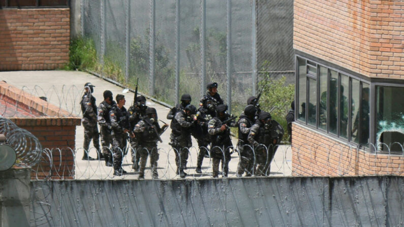 La policía vigila la prisión CRS Turi un día después de un motín en Cuenca, Ecuador, el 5 de abril de 2022. (Fernando Machado/AFP vía Getty Images)
