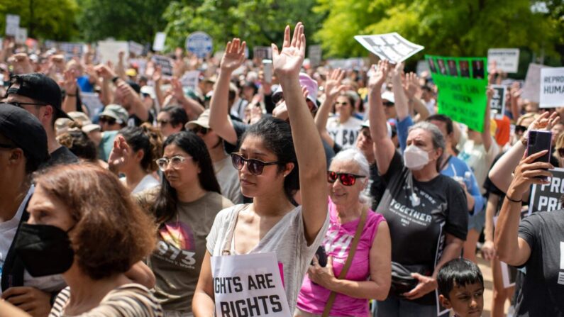 Manifestantes se reúnen para una manifestación por el derecho al aborto en Houston, Texas, el 7 de mayo de 2022. (Mark Felix/AFP /AFP vía Getty Images)
