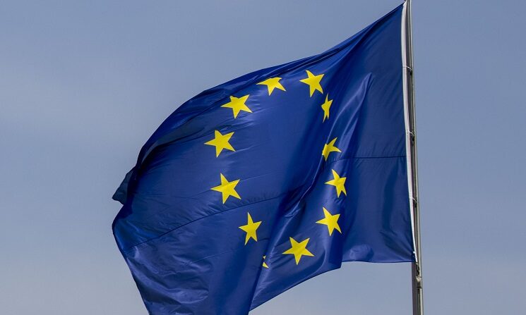La bandera de la Unión Europea (UE) ondea el 16 de mayo de 2022 en Berlín, Alemania. (Omer Messinger/Getty Images)