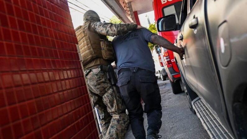 El policía llega a Hospital Getulio Vargas, en Río de Janeiro, Brasil, el 24 de mayo de 2022.  (MAURO PIMENTEL/AFP vía Getty Images)